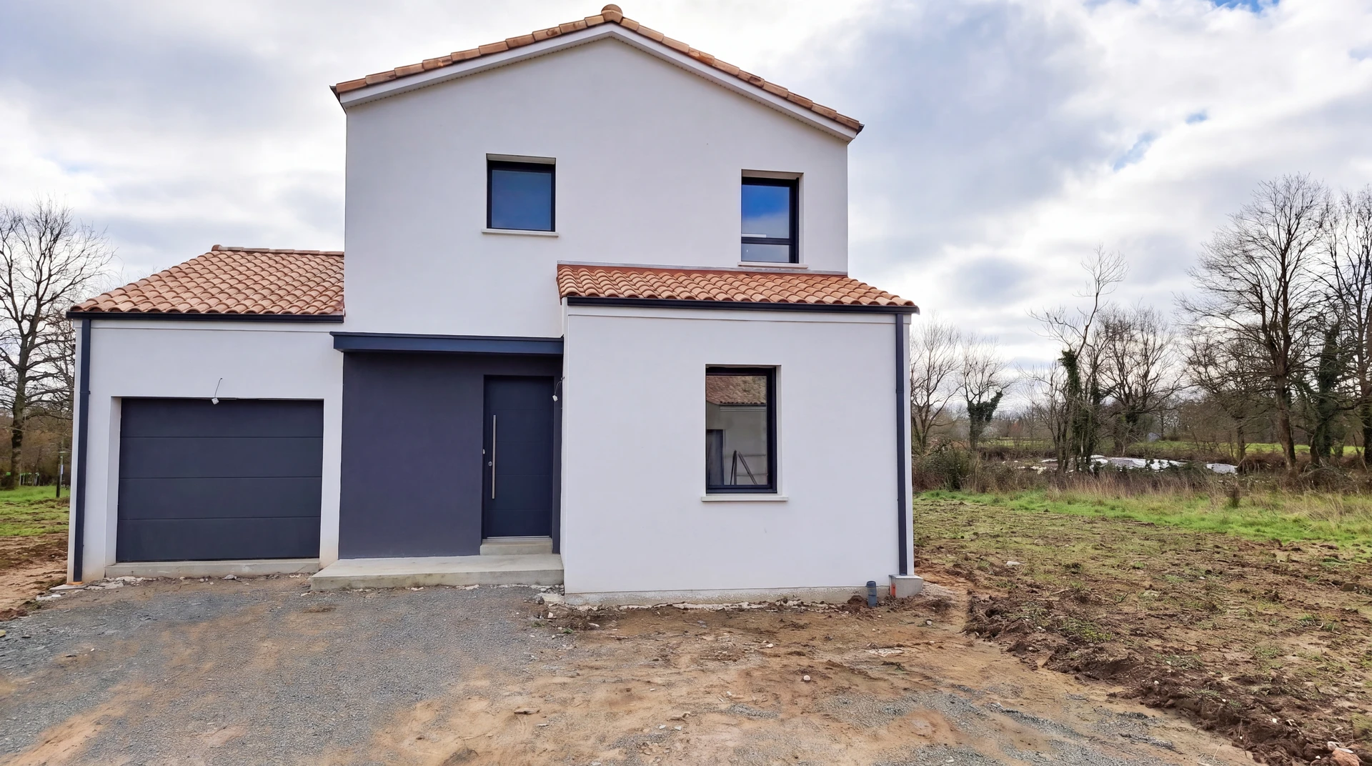 Chantier de construction résidentielle en cours, maison individuelle à étage en phase de gros œuvre