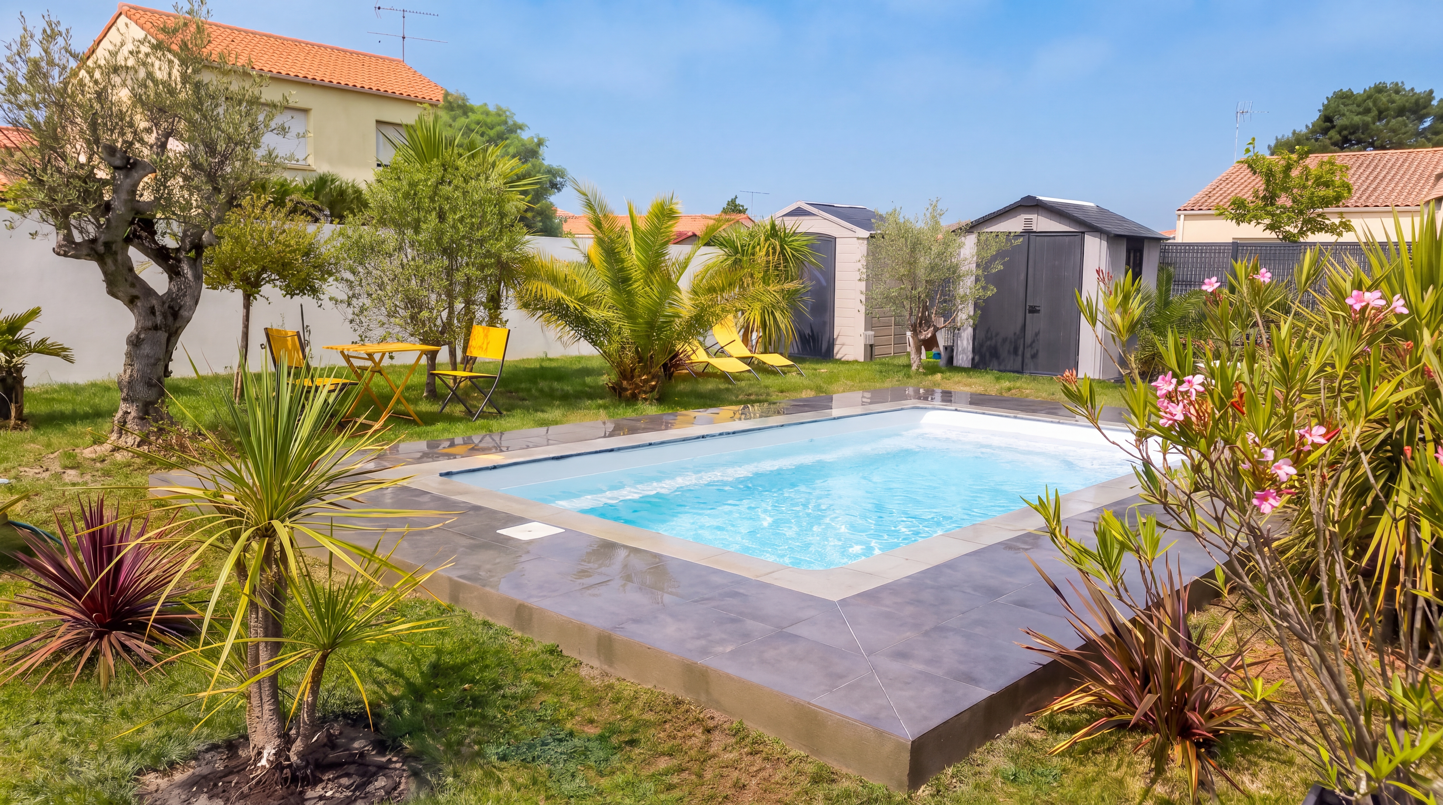 Chantier de construction en extérieur, maçon appliquant mortier avec truelle sur mur de briques rouges